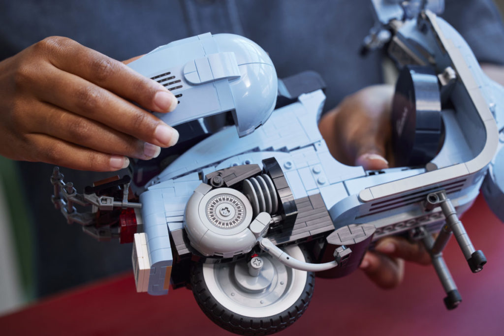 LEGO Creator Expert 10298 Vespa 125 scooter 19 1024x683