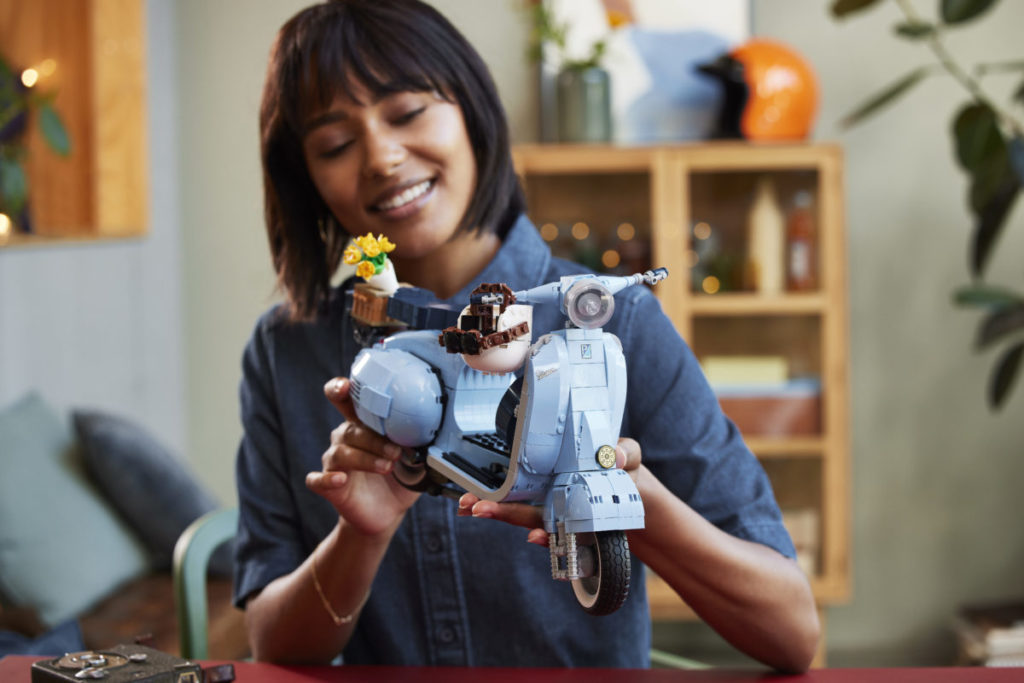 LEGO Creator Expert 10298 Vespa 125 scooter 16 1024x683