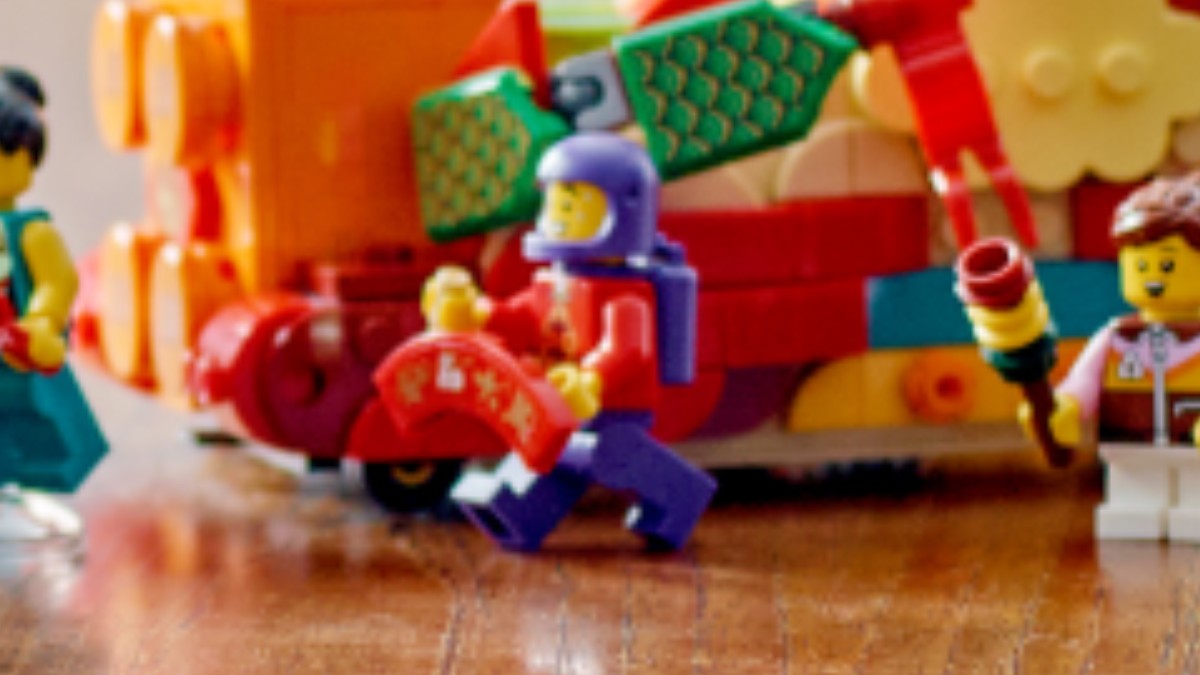 Build a better purple LEGO Classic Space minifigure with new Lunar New Year 2023 set