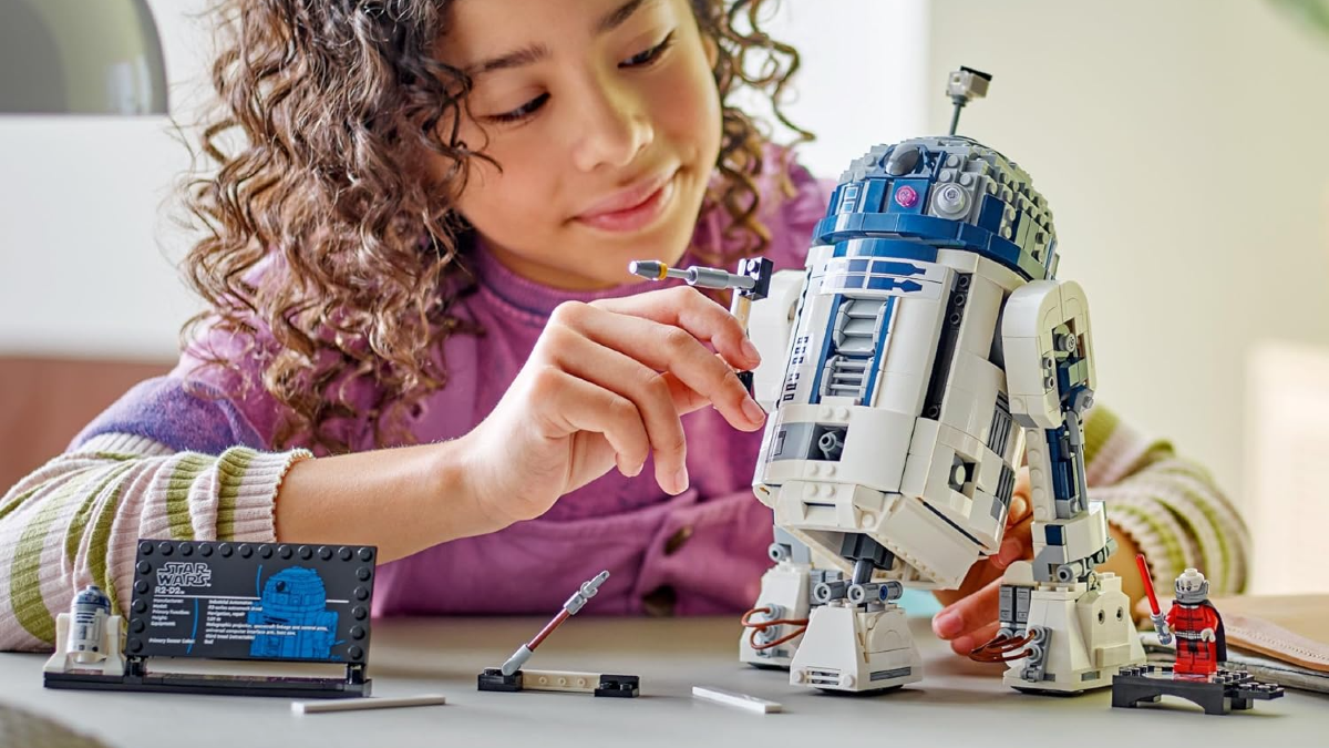 LEGO Star Wars 75379 R2-D2 may scale with another rumoured set