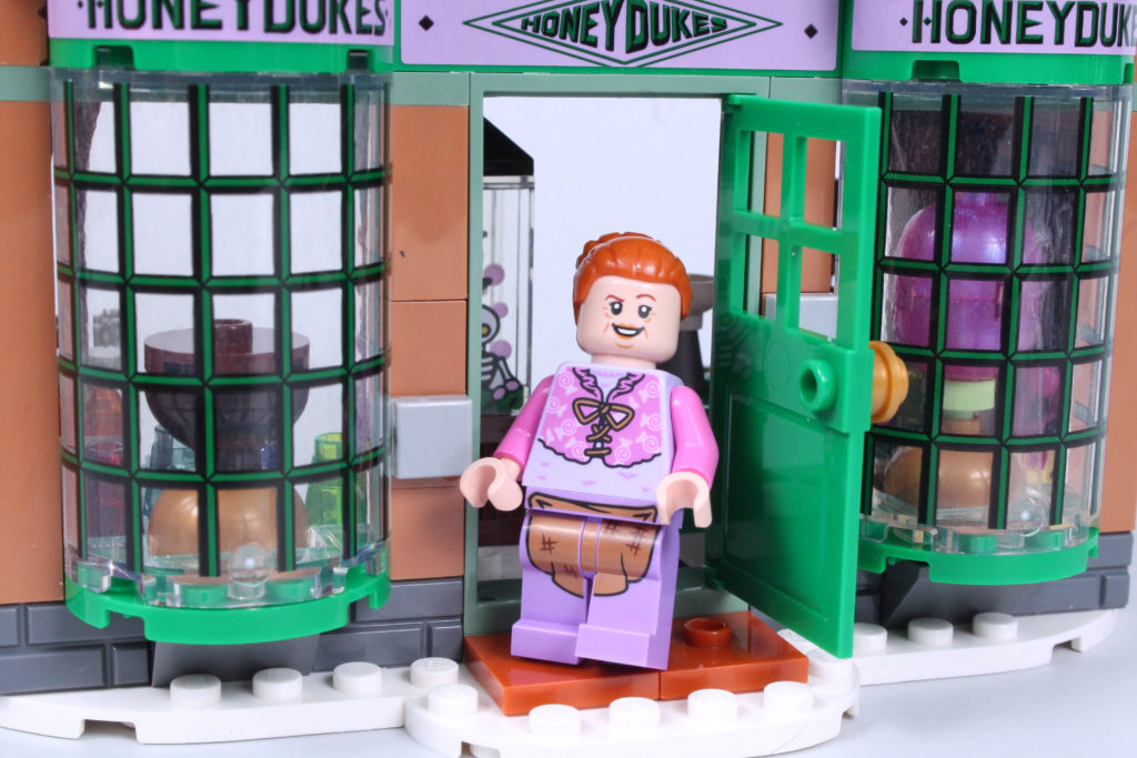 LEGO Harry Potter 76388 Hogsmeade Village Visit review 10