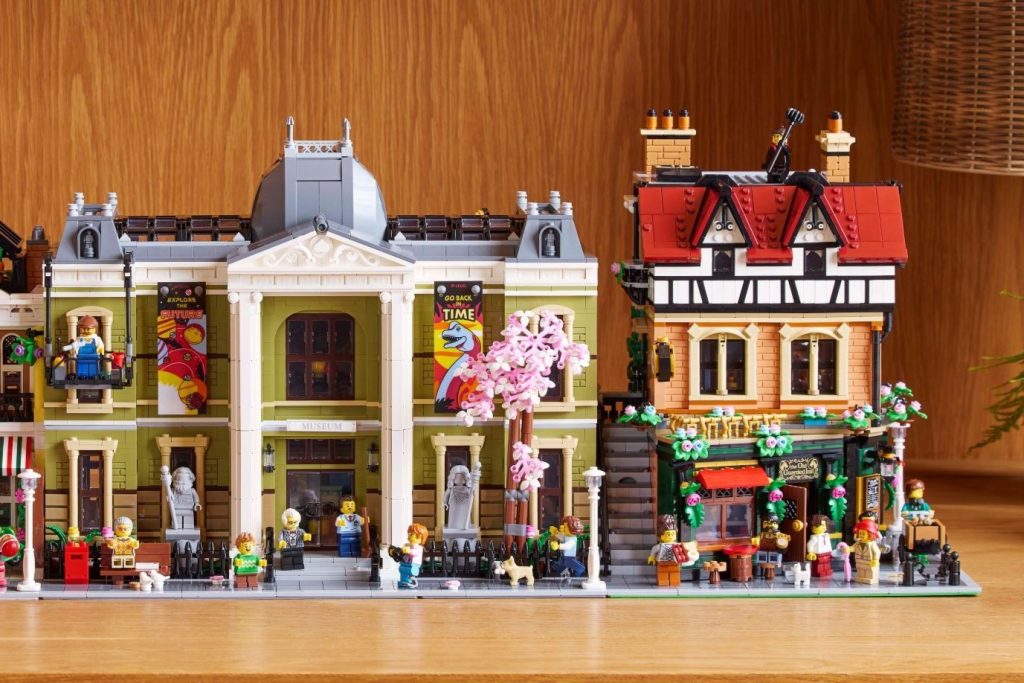 LEGO 10350 tudor corner 10326 natural history museum 1024x683