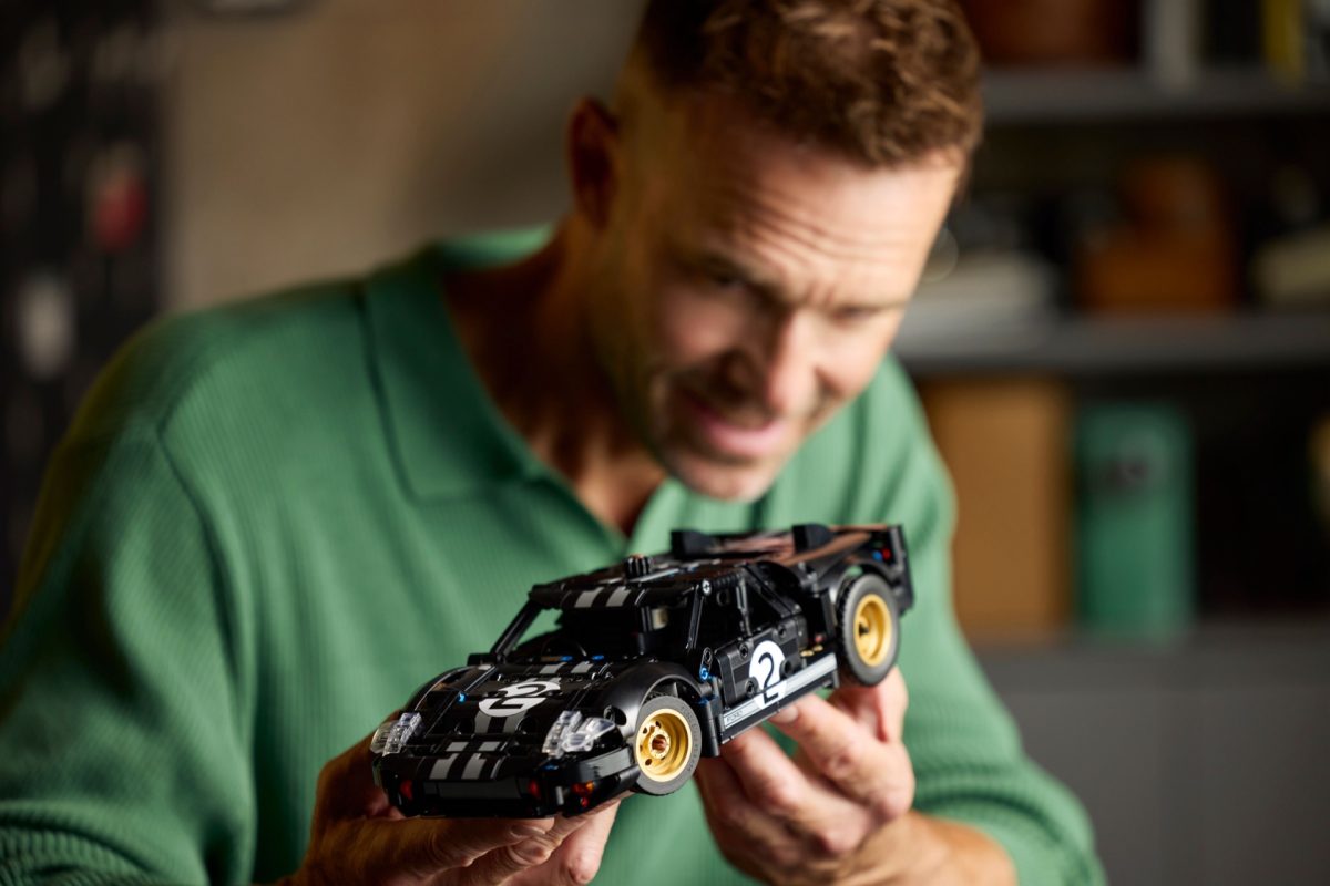 LEGO Technic 42223 1966 Ford GT40 MKII 10 1200x800