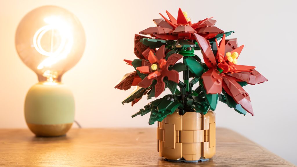 LEGO icons 10370 Poinsettia 1 1024x576