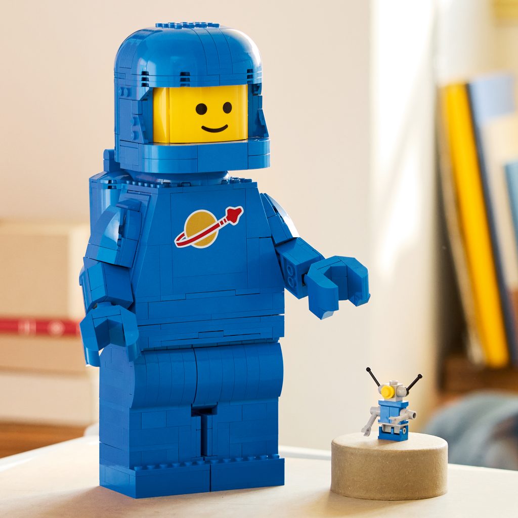 LEGO 40921 Up Scaled Blue Astronaut Minifigure 11 1024x1024