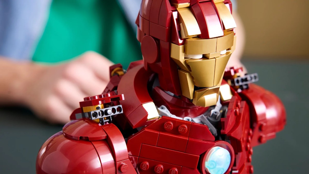 See how the LEGO Marvel Iron Man Bust progresses through BTS builds