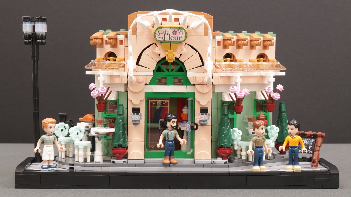 Does LEGO Icons 10362 French Café scale better with mini-dolls?