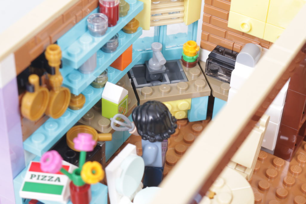 LEGO Creator Expert 10292 Friends Apartments review 43