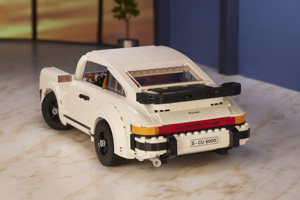 LEGO 10295 Porsche 911 showroom 3
