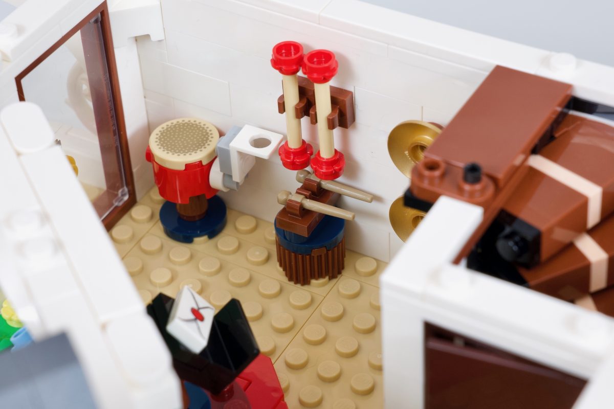 LEGO Icons 11371 Shopping Street review 35 1200x800