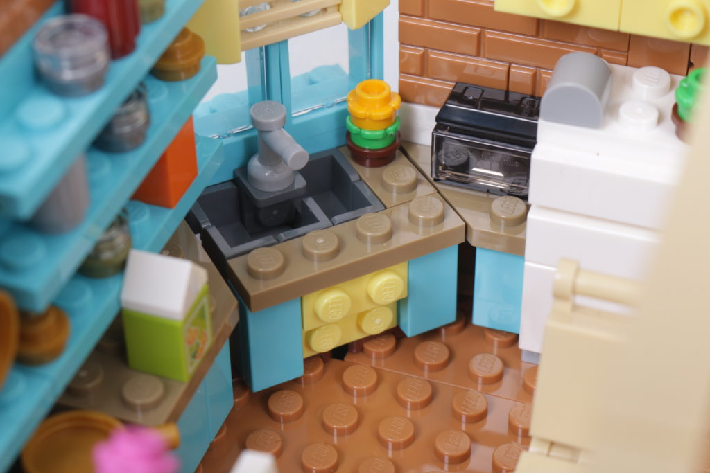 LEGO Creator Expert 10292 Friends Apartments review 59