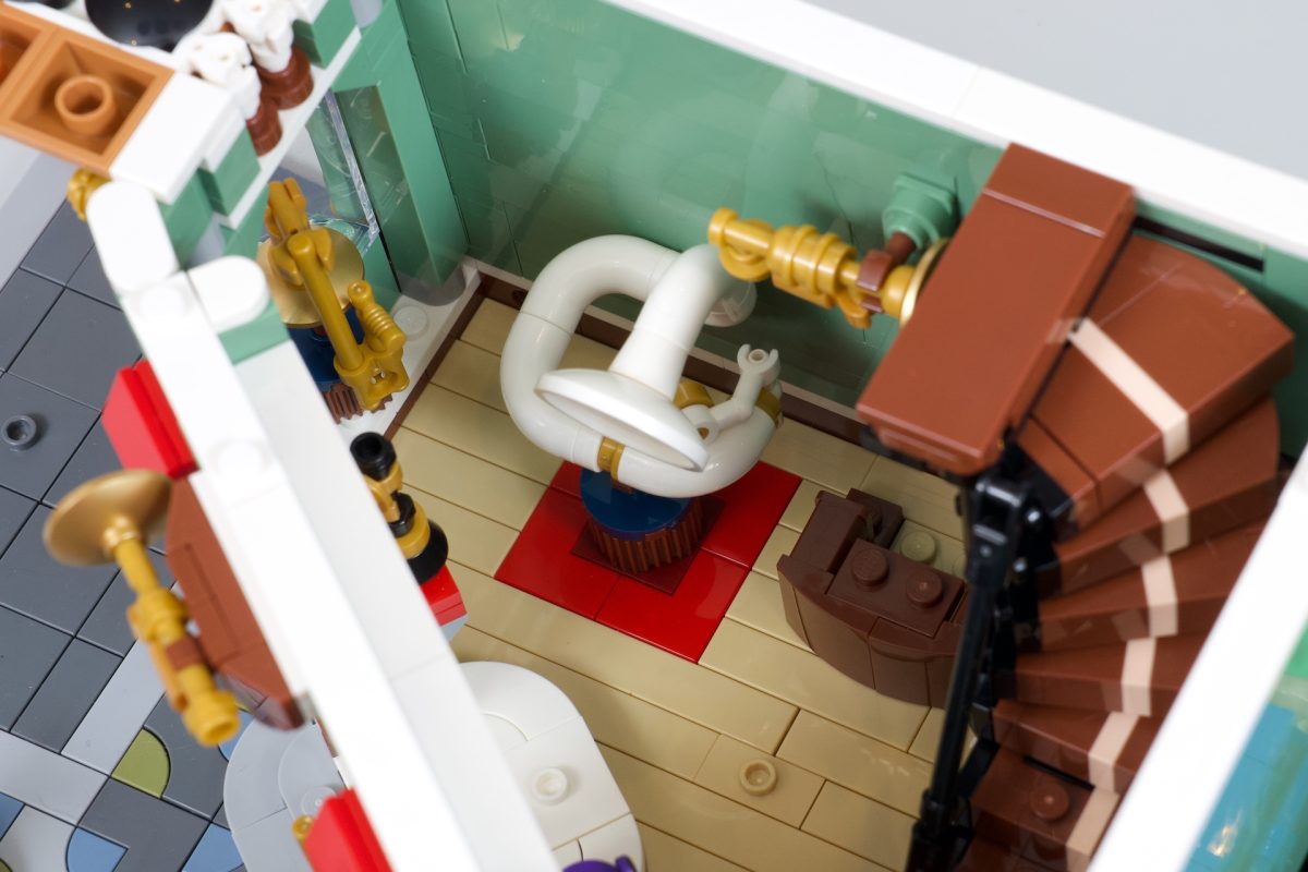 LEGO Icons 11371 Shopping Street review 44 1200x800