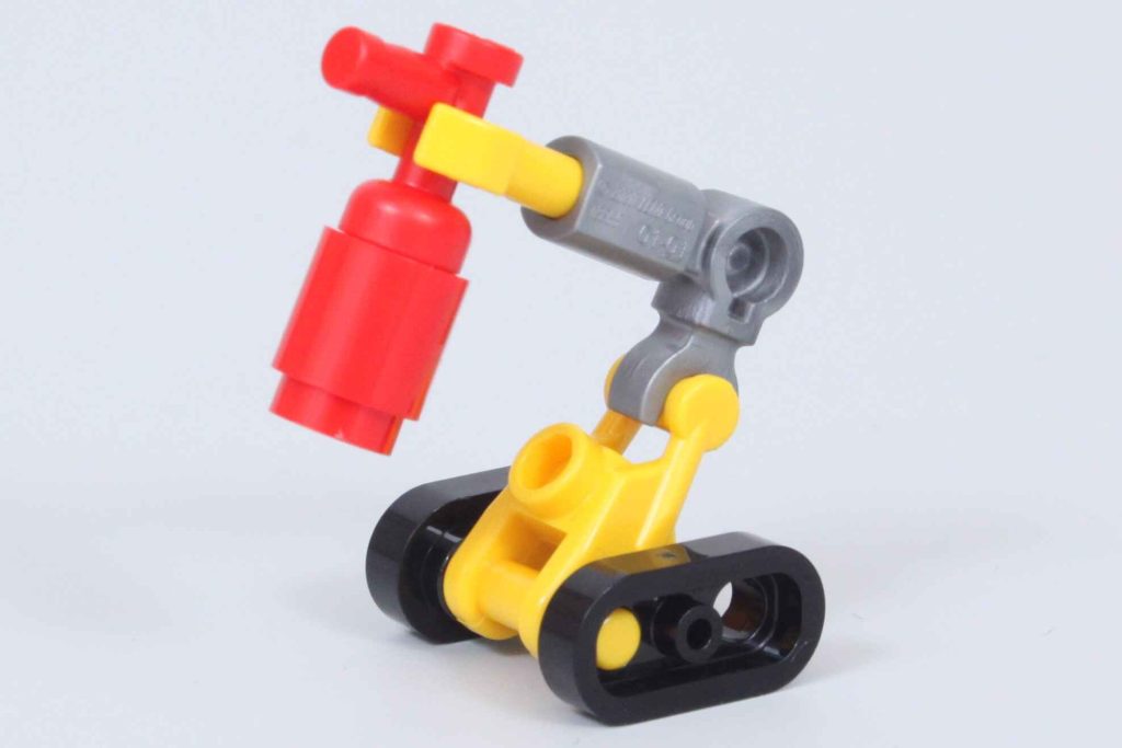 LEGO Marvel 76310 Iron Man Car Black Panther vs. Red Hulk review 5 1024x683
