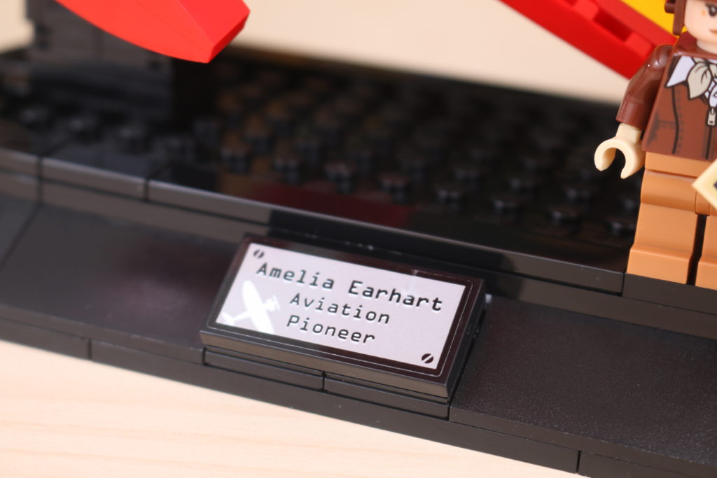 LEGO 40450 Amelia Earhart Tribute GWP review 3
