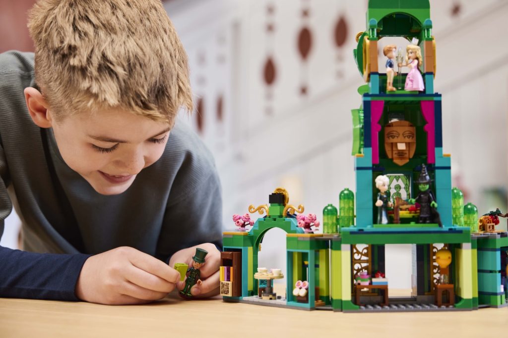 LEGO Wicked 75684 Welcome to Emerald City 1 1 1024x683