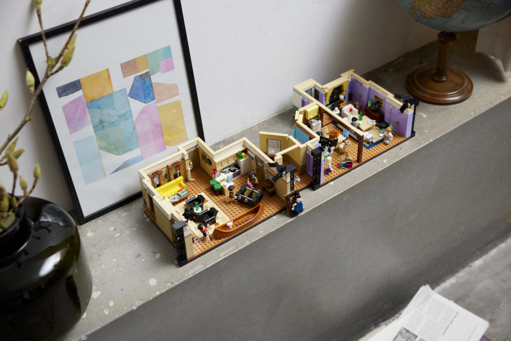 LEGO 10292 Friends Apartments 28