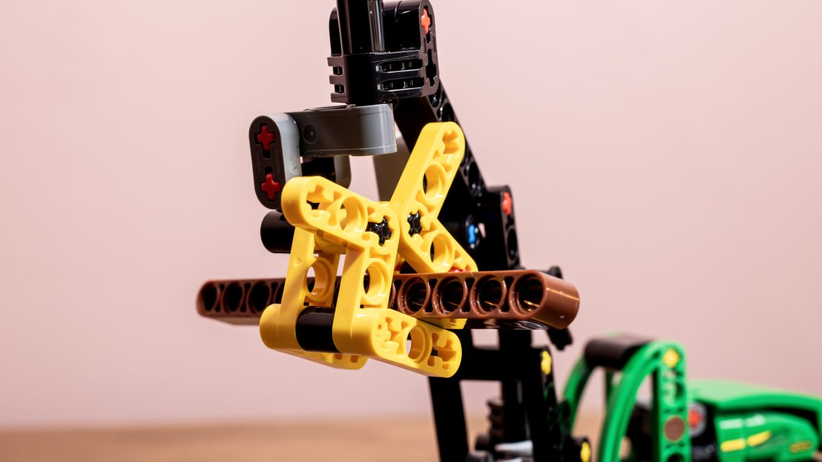 LEGO Technic 42218 John Deere 1470H Wheeled Harvester 2 1200x675