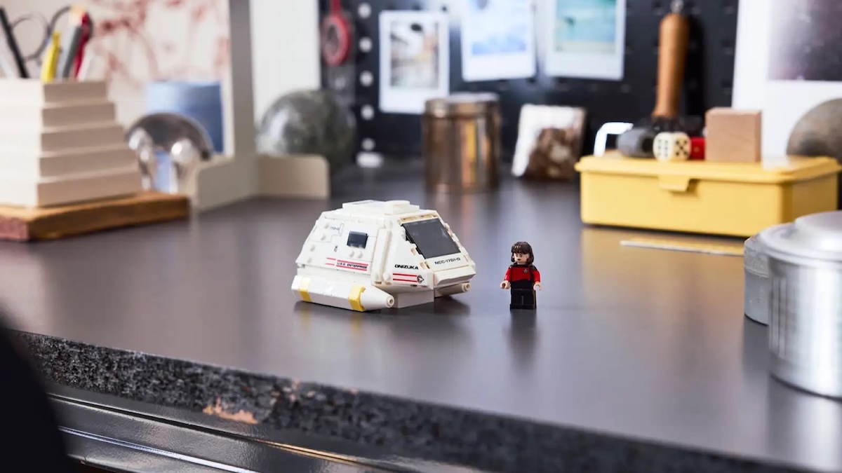 LEGO Star Trek 40768 Type 15 Shuttlepod Lifestyle featured