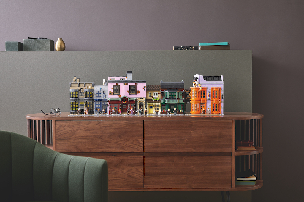 75978 Diagon Alley LEGO Harry Potter lifestyle resized 22
