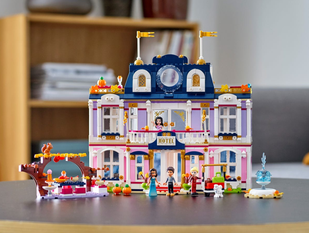LEGO Friends 41684 Heartlake City Grand Hotel lifestyle 1024x772