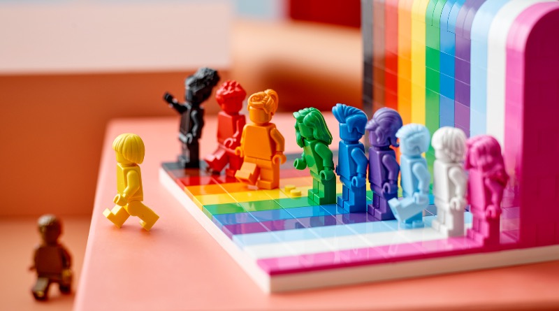 LEGO 40516 Everyone is Awesome featured 4