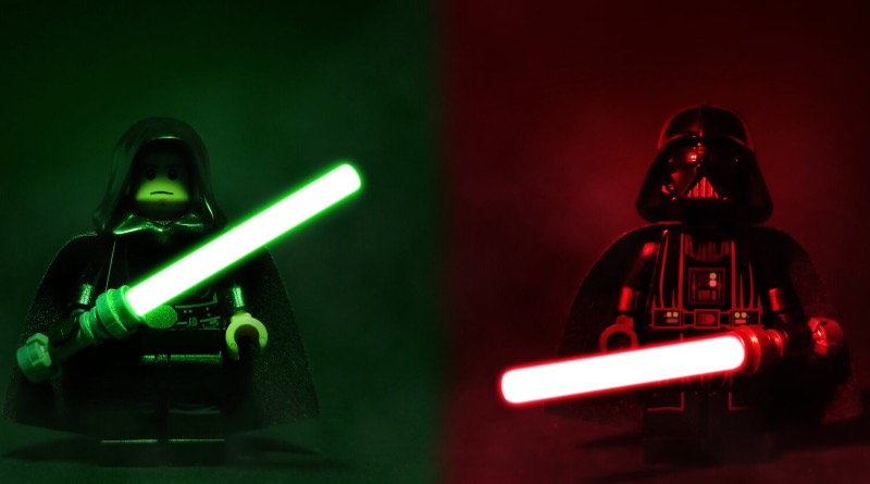 Brick Pic of the Day: Lightsaber rivalry