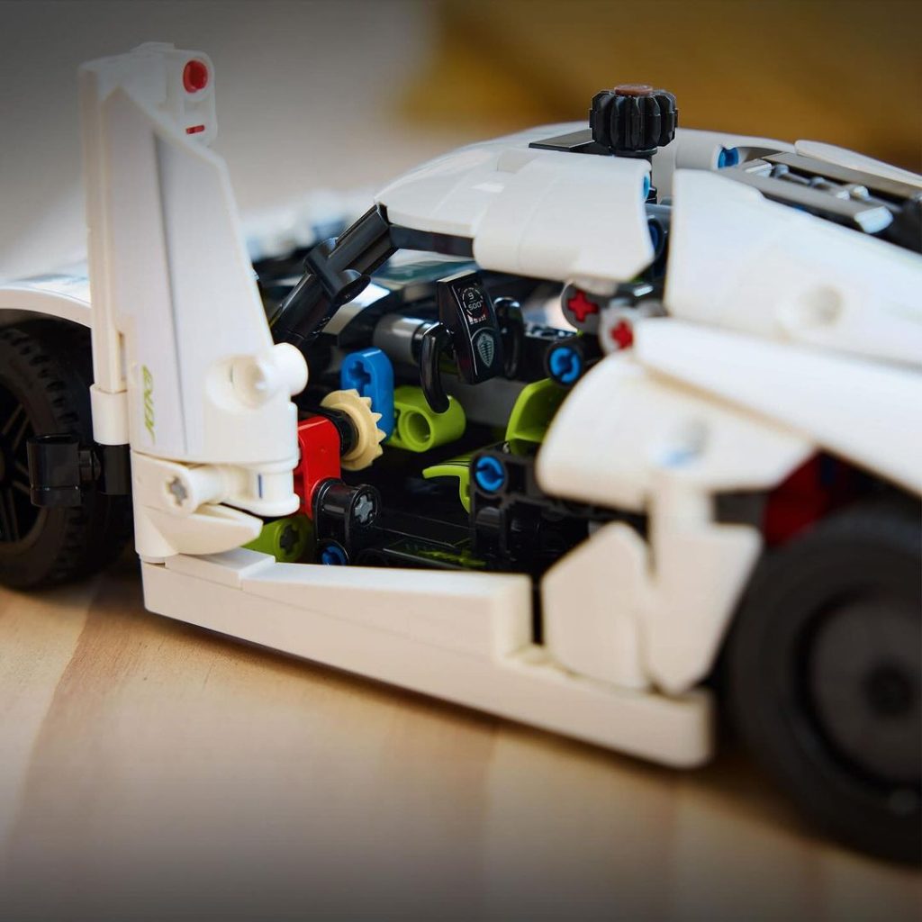 LEGO Technic 42184 Koenigsegg Jesko Absolut White Hypercar 4 1024x1024