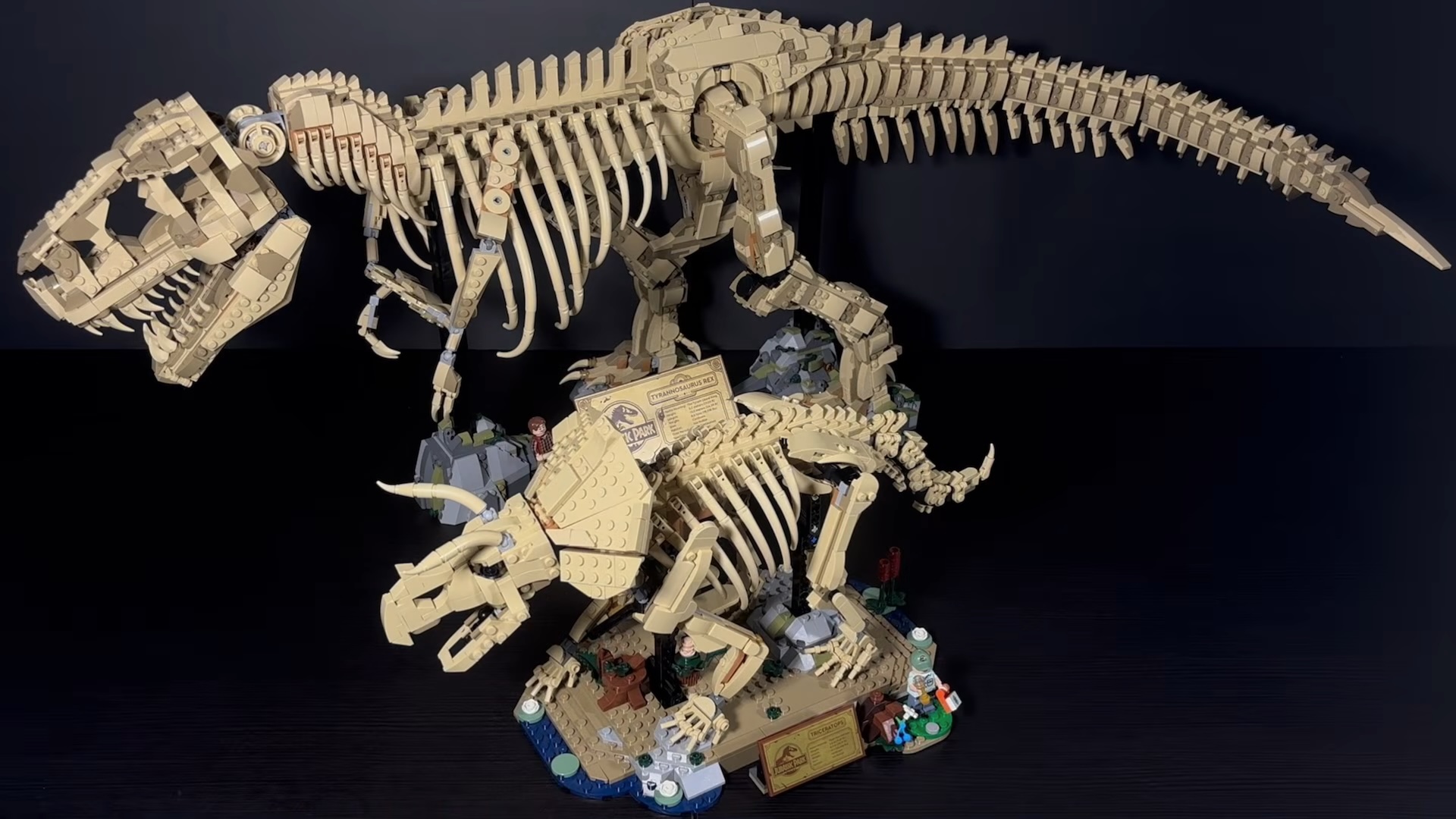 SWIFTBRICKS LEGO Jurassic Park Triceratops T rex skeleton comparison
